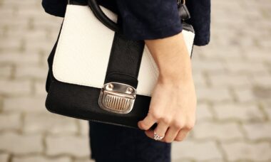 Comment porter un sac cabas féminin avec élégance et style au quotidien ?